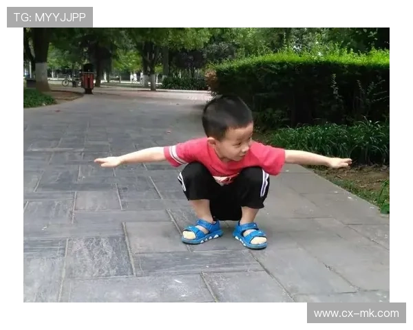 球星足球场上意外拾起美食瞬间球场趣事引发粉丝热议 球星足球场上意外拾起美食瞬间球场趣事引发粉丝热议