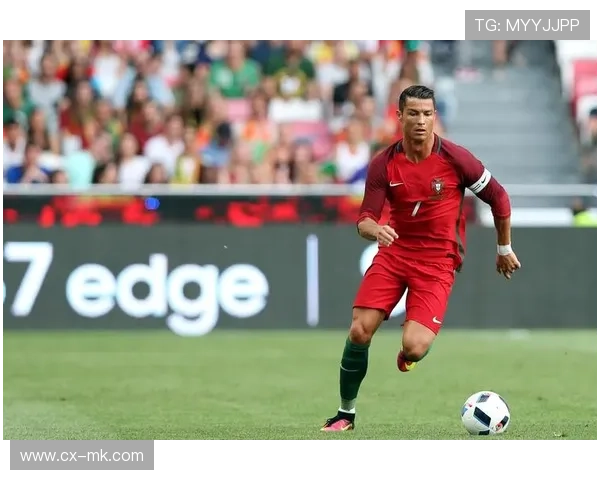 聚焦足球球星本子成长历程与辉煌赛场瞬间全景解读