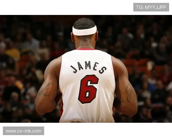 足球巨星挑战篮球场，脚踢篮球展现跨界魅力，精彩瞬间定格运动之美